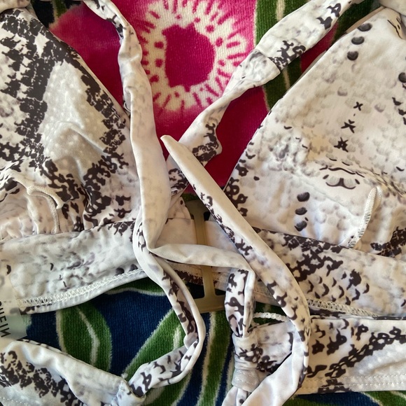 BNWT! Stunning Bikini Set! Gorgeous details! - Picture 7 of 7